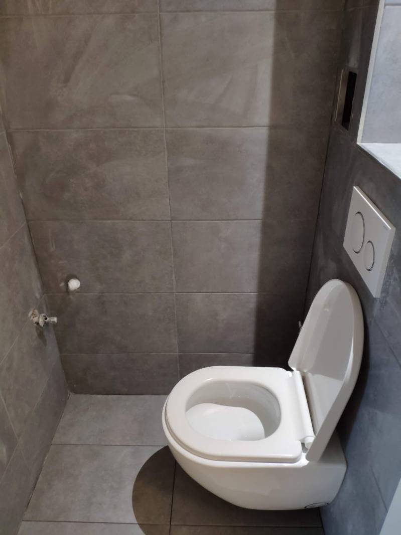 Toilet grijze tegels